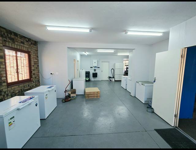 302M² WAREHOUSE FOR SALE IN KYA SANDS
